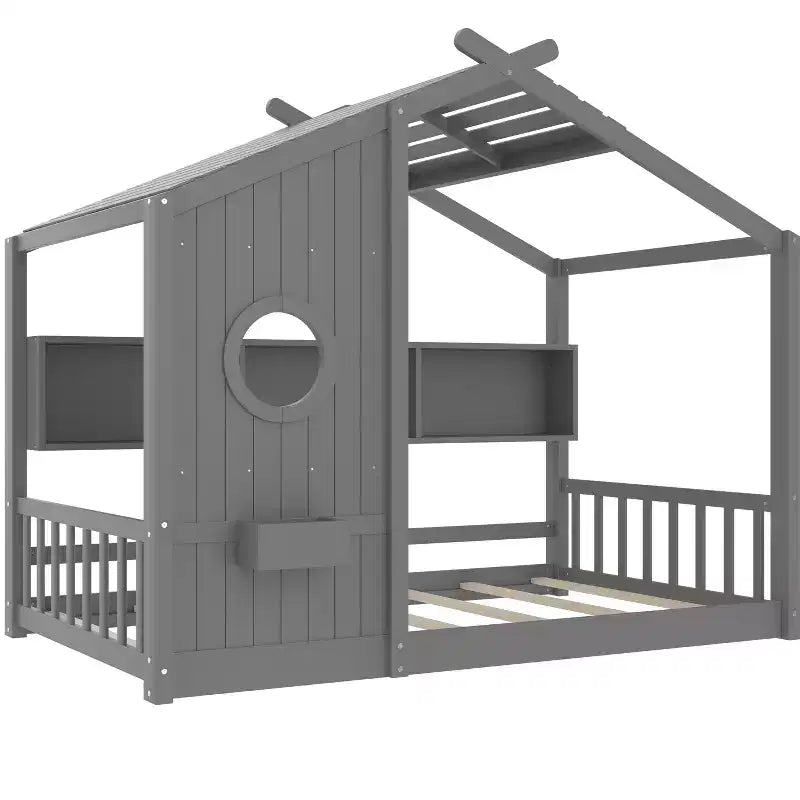 Bodenbett in Hausform mit integrierten Ablageregalen und Latten-Dach