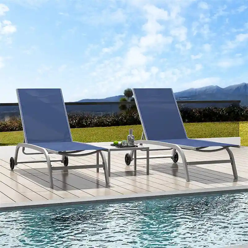 Deux fauteuils de détente d’extérieur avec 1 table