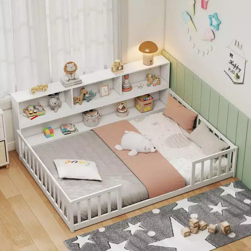 Łóżko podłogowe Montessori Twin/Full z półkami na książki i barierkami zabezpieczającymi, białe/szare