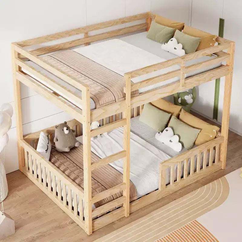 Houten stapelbed met twee full-size bedden, ladder en veiligheidsleuningen, laag model met lattenbodem