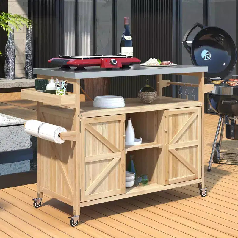 Wyspa kuchenna Okak do użytku na zewnątrz z blatem ze stali nierdzewnej, drewniany wózek kuchenny z drzwiczkami, półkami i stojakiem na przyprawy, mobilna wyspa kuchenna