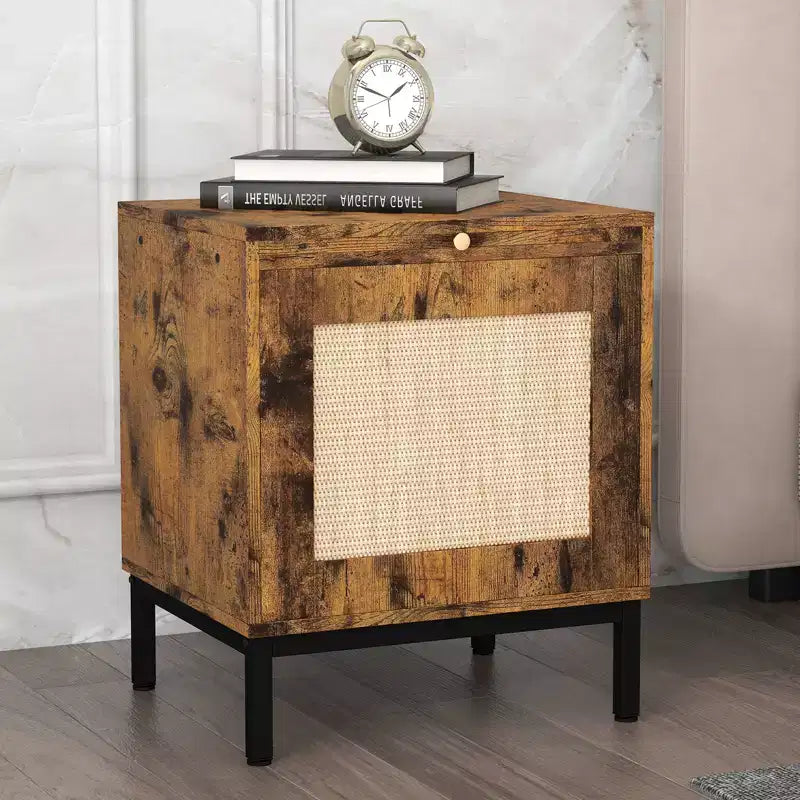 Table de chevet en bois avec porte en rotin, construction durable, design élégant, pour chambre et salon