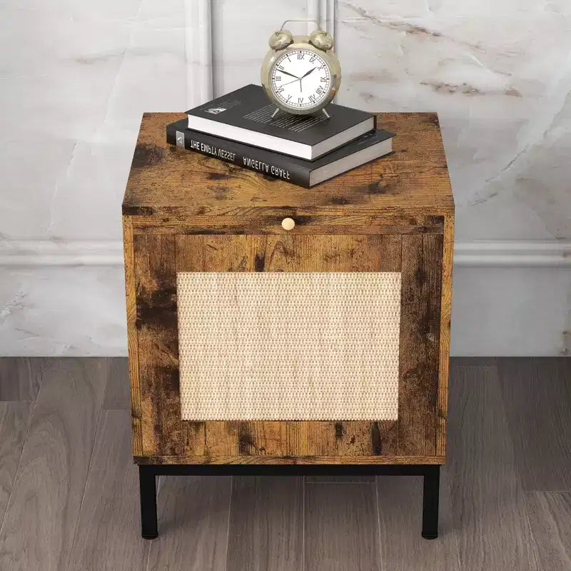 Table de chevet en bois avec porte en rotin, construction durable, design élégant, pour chambre et salon