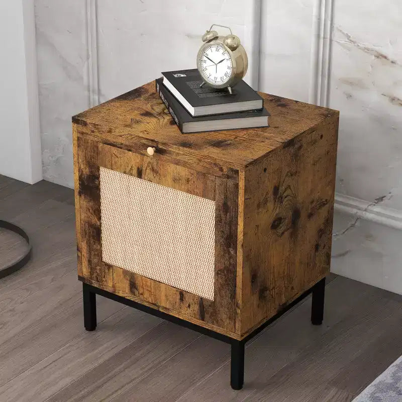 Table de chevet en bois avec porte en rotin, construction durable, design élégant, pour chambre et salon