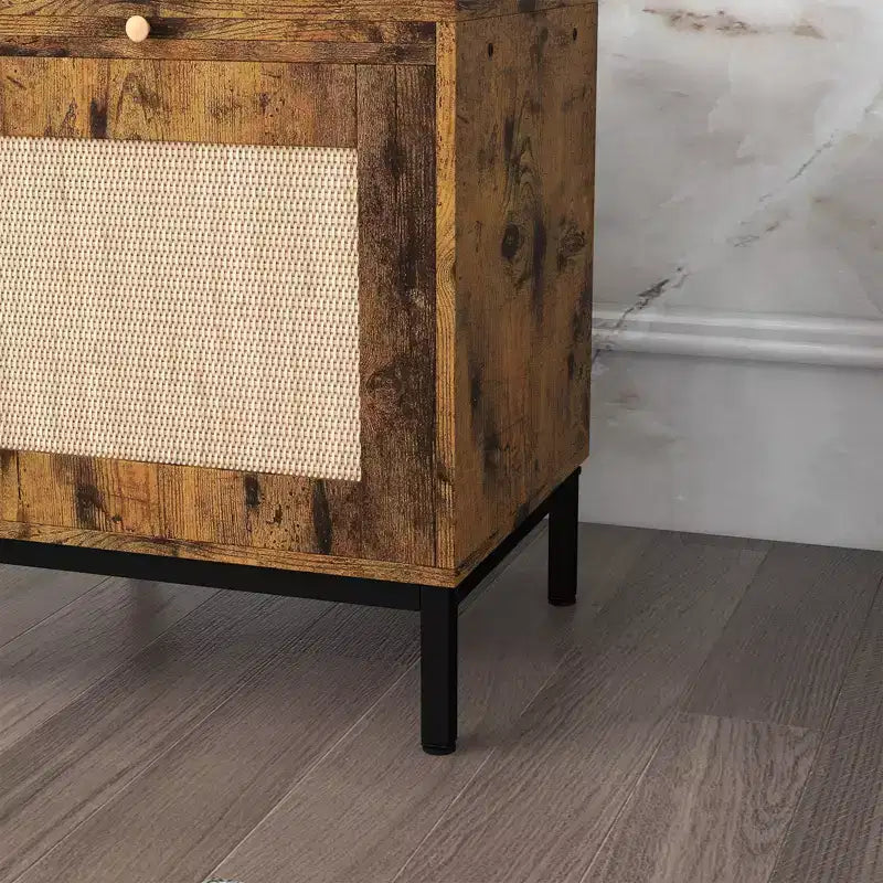 Table de chevet en bois avec porte en rotin, construction durable, design élégant, pour chambre et salon