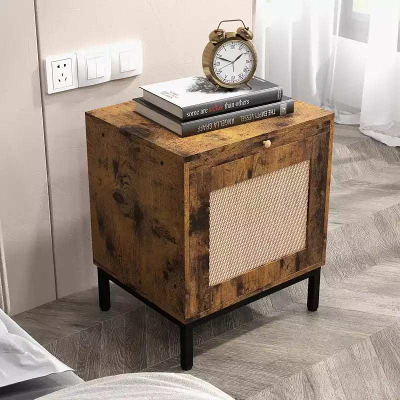 Table de chevet en bois avec porte en rotin, construction durable, design élégant, pour chambre et salon