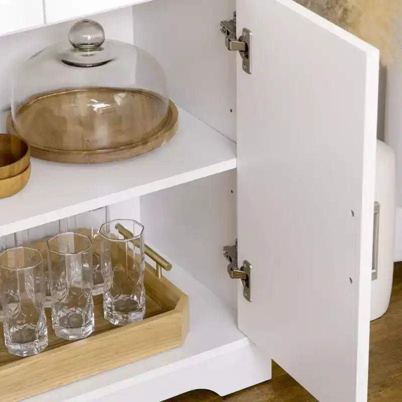 Modern keukendressoir met opbergruimte, keukeneiland, kast voor de eetkamer en meubel voor de woonkamer