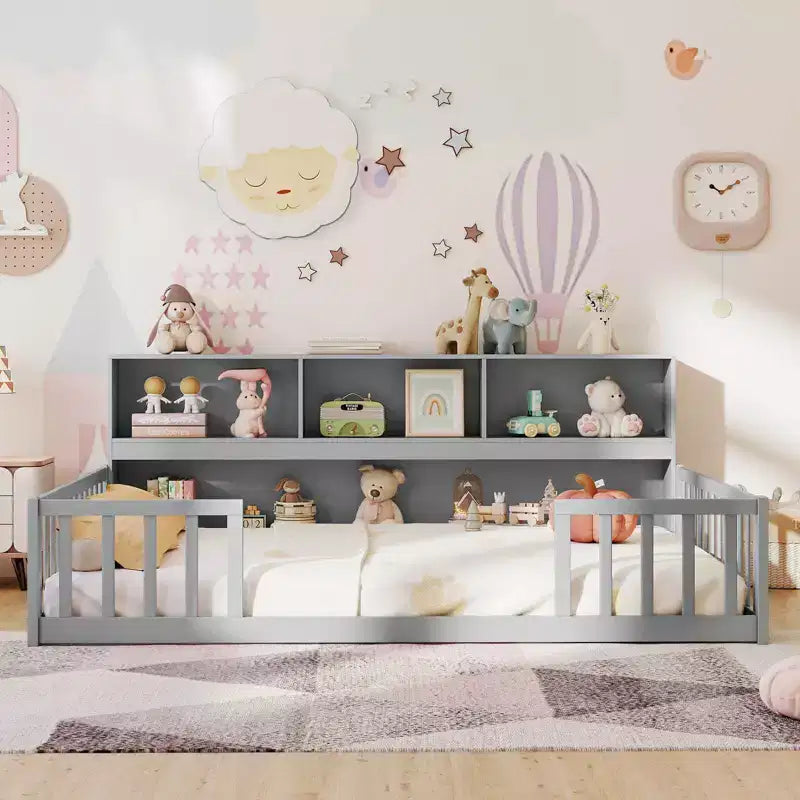 Łóżko podłogowe Montessori Twin/Full z półkami na książki i barierkami zabezpieczającymi, białe/szare