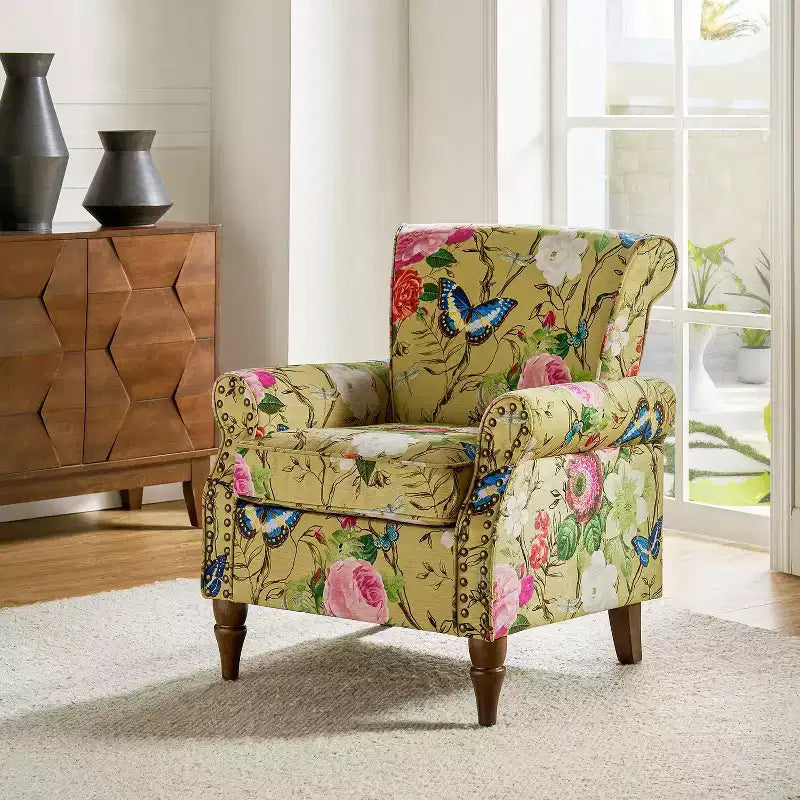 Araceli traditioneller gepolsterter Holzsessel mit Blumenmuster, Ohrenlehnen und Ziernägeln | ART OF LIVING DESIGNS