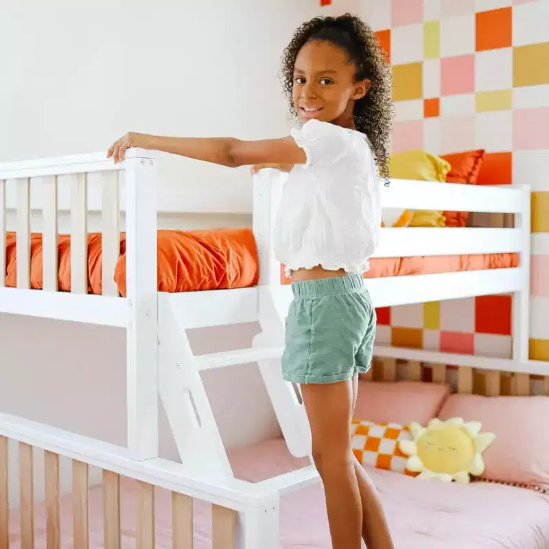 Max & Lily Etagenbett, oben Einzelbett und unten Doppelbett, mit Ausziehbett, aus Massivholz im skandinavischen Stil für Kinder