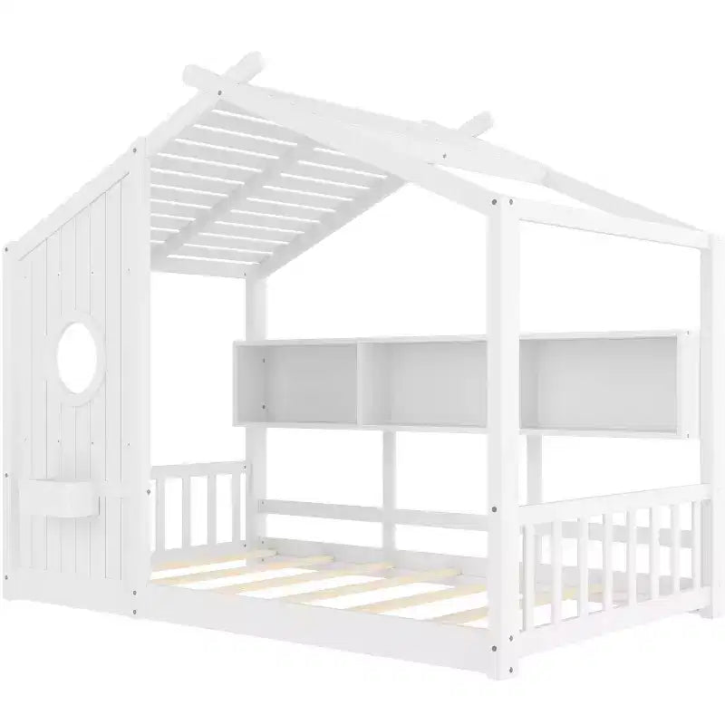 Bodenbett in Hausform mit integrierten Ablageregalen und Latten-Dach