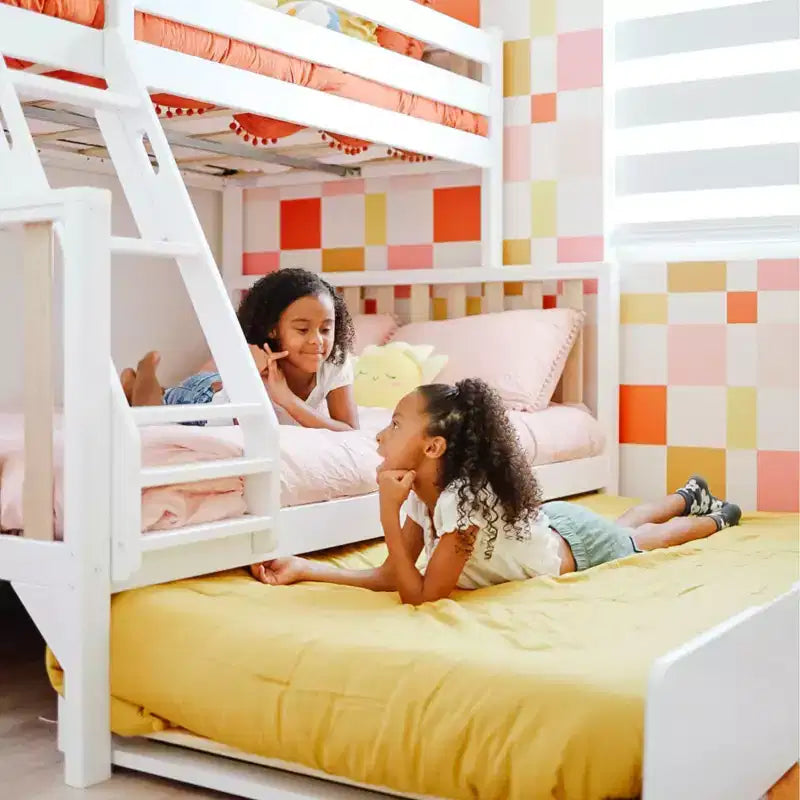 Max & Lily Etagenbett, oben Einzelbett und unten Doppelbett, mit Ausziehbett, aus Massivholz im skandinavischen Stil für Kinder