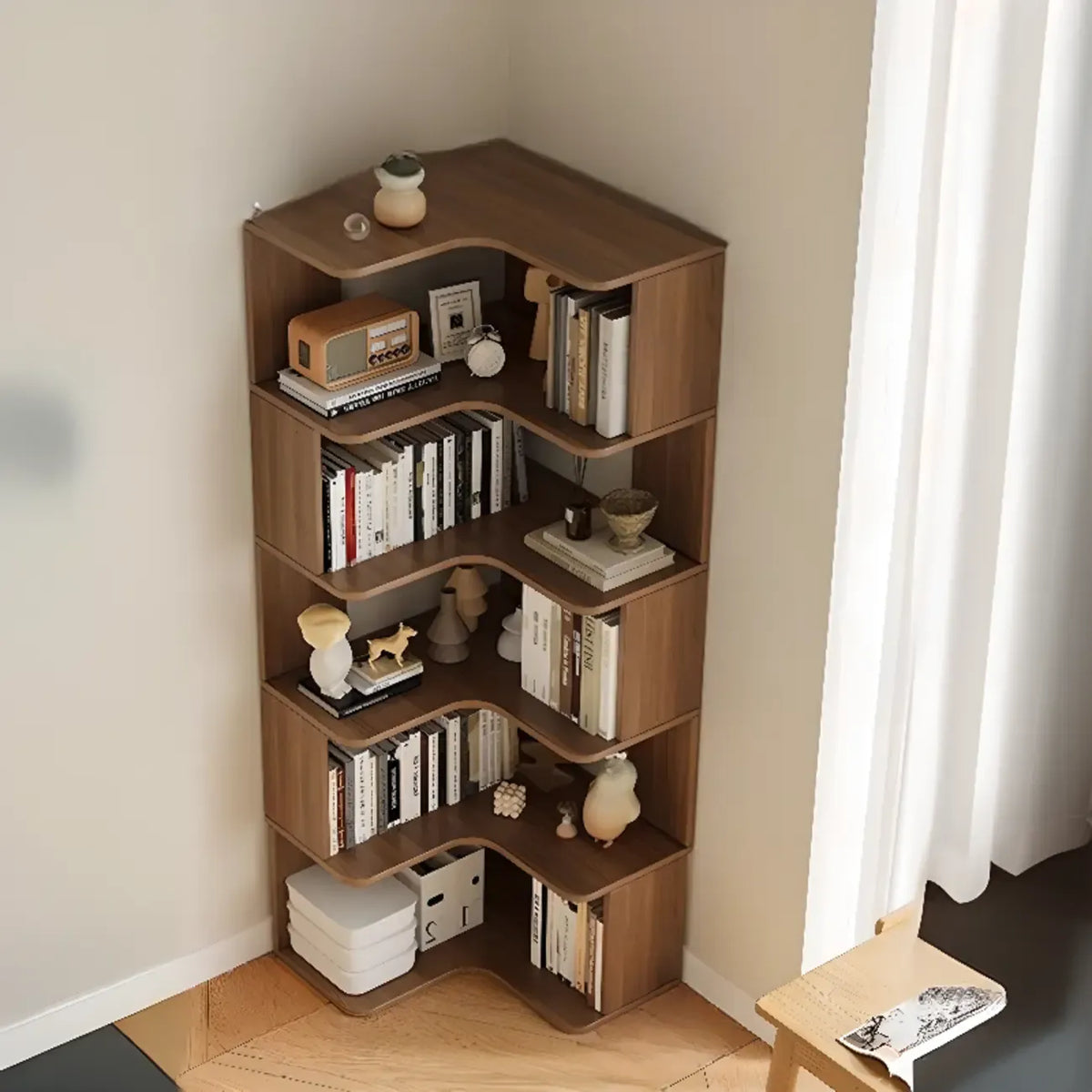 Hoekboekenkast van bewerkt hout met 6 planken