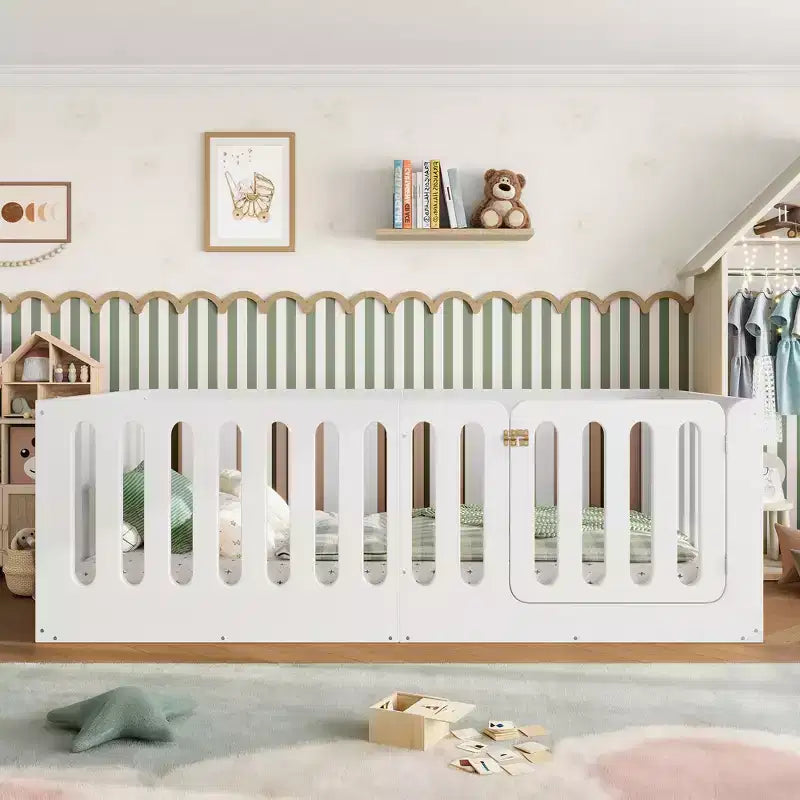 Weißes Montessori-Bodenbett in Einzelbettgröße mit Umzäunung und Tür ??Massivholz, 1 Kind