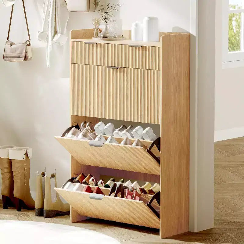 Meuble à chaussures moderne blanc avec 3 tiroirs basculants, 2 petits tiroirs et des crochets, rangement à chaussures étroit à façade cannelée, meuble d’entrée étroit