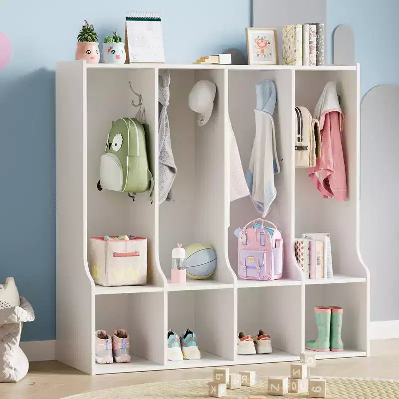 Braun-weißer Fächerschrank mit 4 Fächern und 8 Haken für Kinder