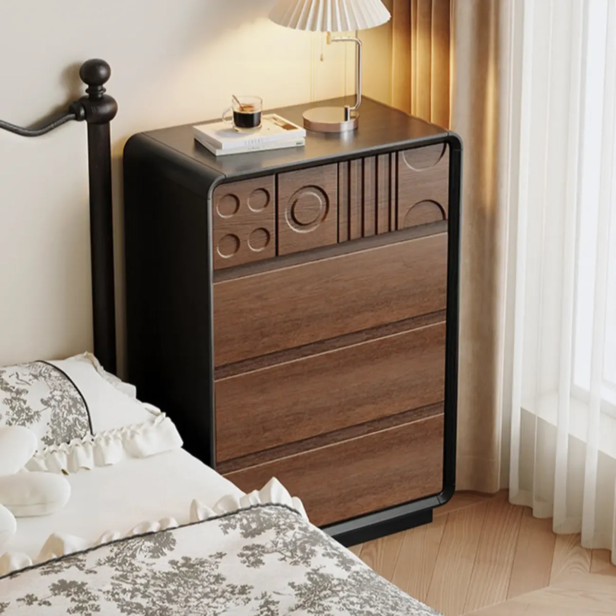 Drewniana komoda inspirowana stylem art déco z geometrycznymi rzeźbieniami