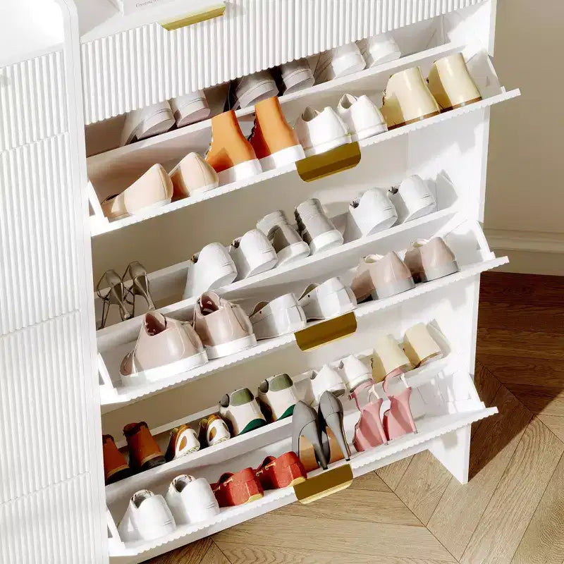Meuble à chaussures moderne blanc avec 3 tiroirs basculants, 2 petits tiroirs et des crochets, rangement à chaussures étroit à façade cannelée, meuble d’entrée étroit