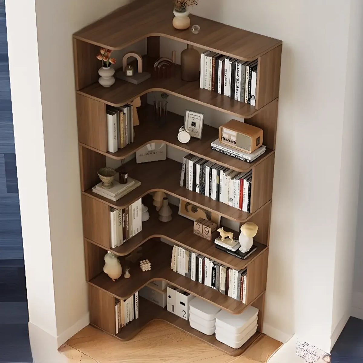 Hoekboekenkast van bewerkt hout met 6 planken
