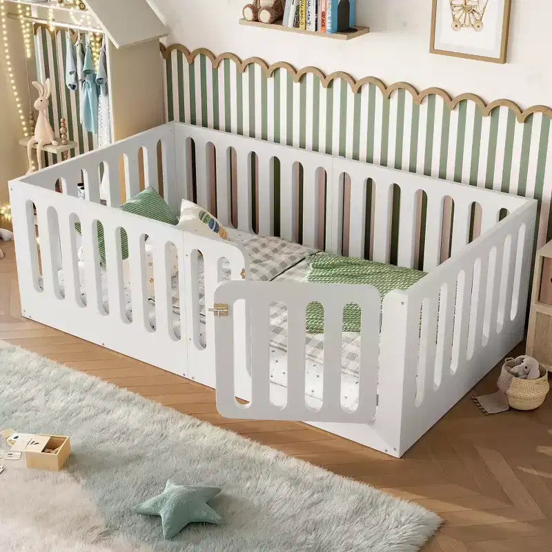 Weißes Montessori-Bodenbett in Einzelbettgröße mit Umzäunung und Tür ??Massivholz, 1 Kind