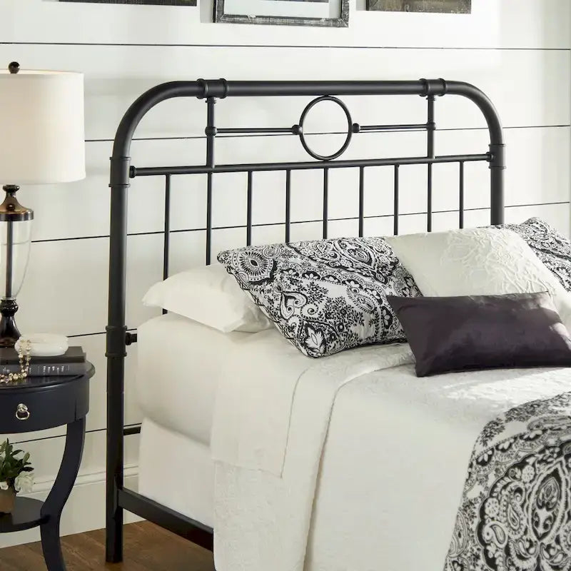 Zwart metalen bed