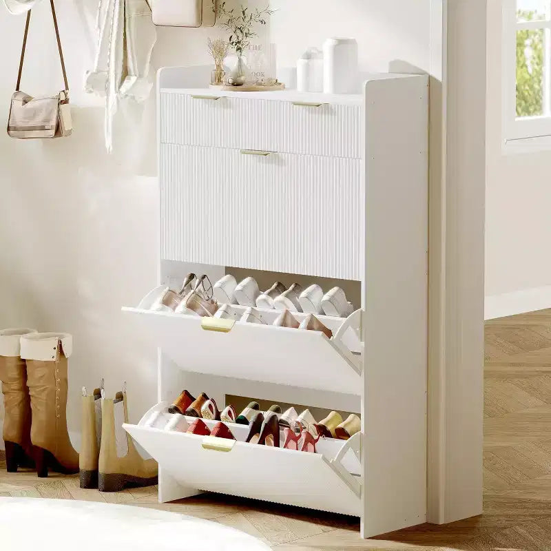 Meuble à chaussures moderne blanc avec 3 tiroirs basculants, 2 petits tiroirs et des crochets, rangement à chaussures étroit à façade cannelée, meuble d’entrée étroit
