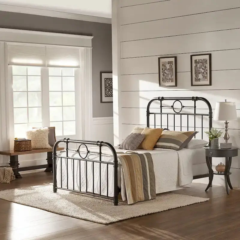 Zwart metalen bed