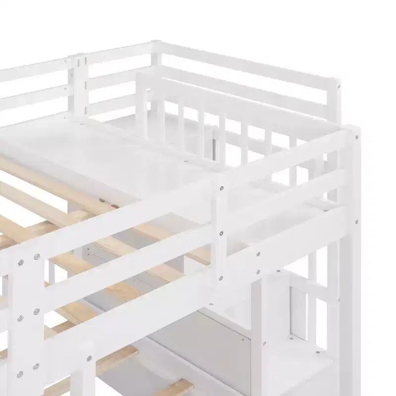 Whisen stapelbed met een twijfelaar boven een eenpersoonsbed en een extra eenpersoonsbed, houten driedubbel stapelbed met laden en valbeveiliging