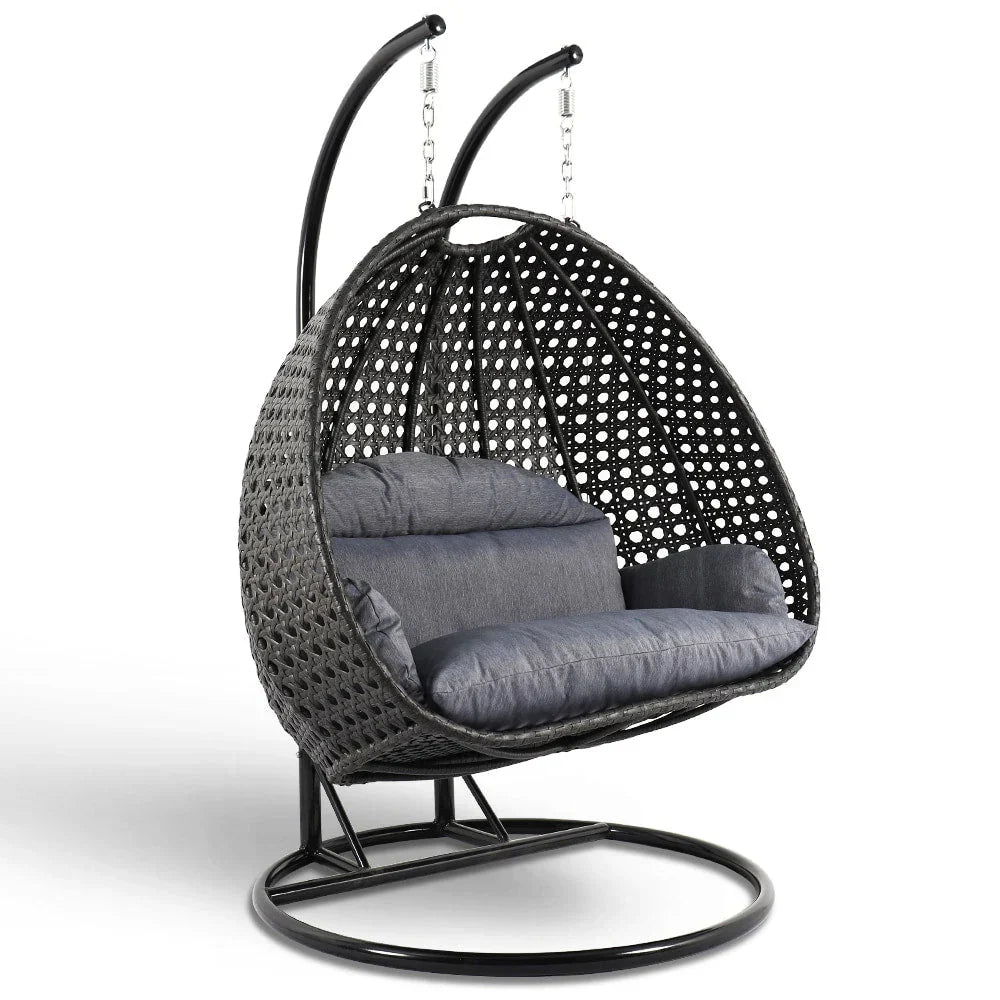 LeisureMod Hängesessel in Ei-Form für 2 Personen mit Gestell - Rattan-Pendelsessel für drinnen und draußen, Hängemattensessel für die Terrasse mit Kissen