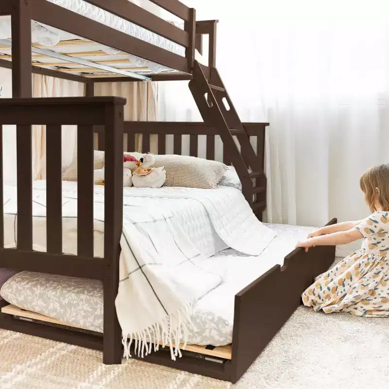 Max & Lily stapelbed van massief hout, eenpersoonsbed boven een tweepersoonsbed, met onderschuifbed met opbergruimte en ladder voor kinderen