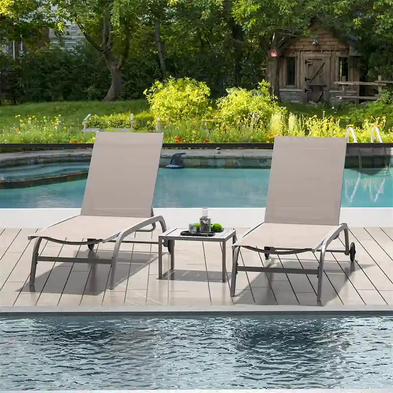 Deux fauteuils de détente d’extérieur avec 1 table