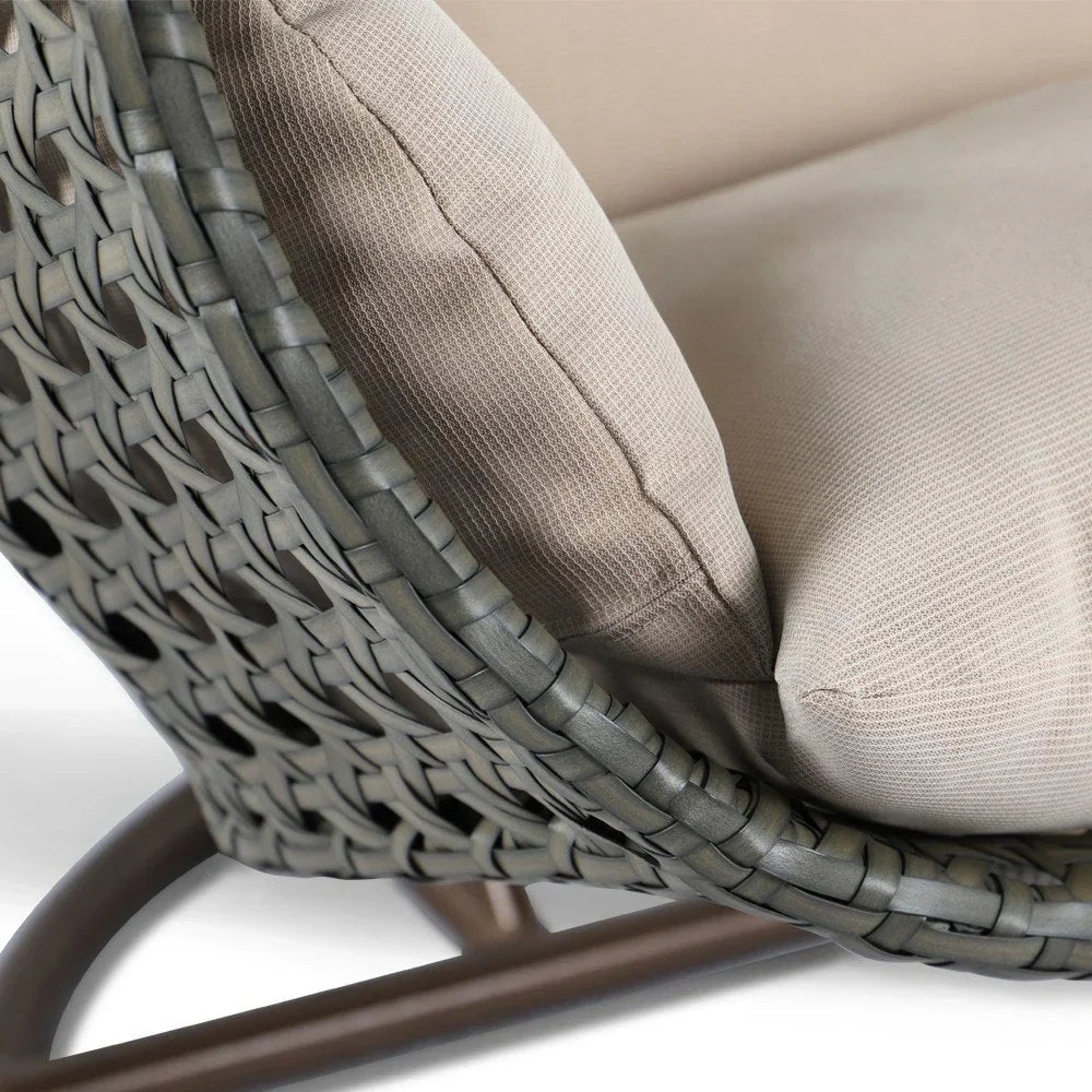 LeisureMod Hängesessel in Ei-Form für 2 Personen mit Gestell - Rattan-Pendelsessel für drinnen und draußen, Hängemattensessel für die Terrasse mit Kissen