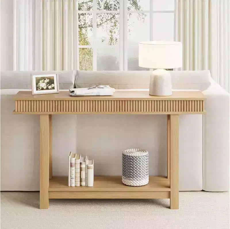 Geriffelter Konsolentisch aus Holz im Landhausstil, 2 Ebenen mit Ablagefläche, rechteckig, schmaler Flurtisch für Eingangsbereich, Flur oder Wohnzimmer, hinter dem Sofa