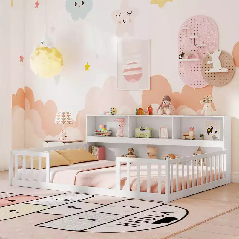 Łóżko podłogowe Montessori Twin/Full z półkami na książki i barierkami zabezpieczającymi, białe/szare