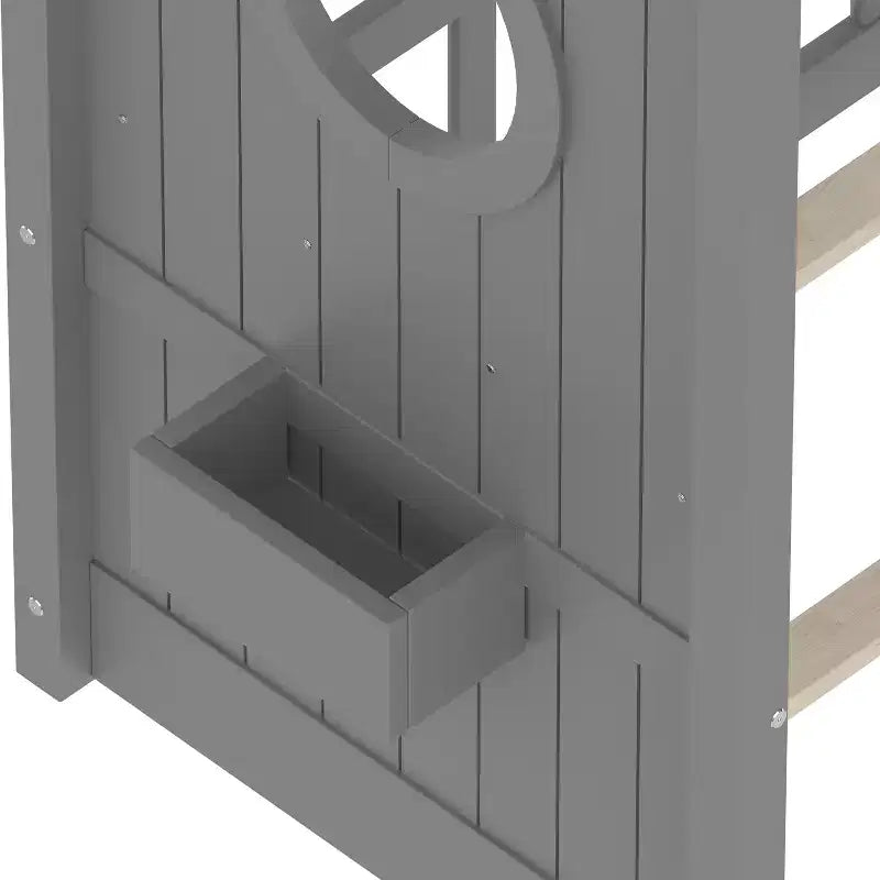 Bodenbett in Hausform mit integrierten Ablageregalen und Latten-Dach