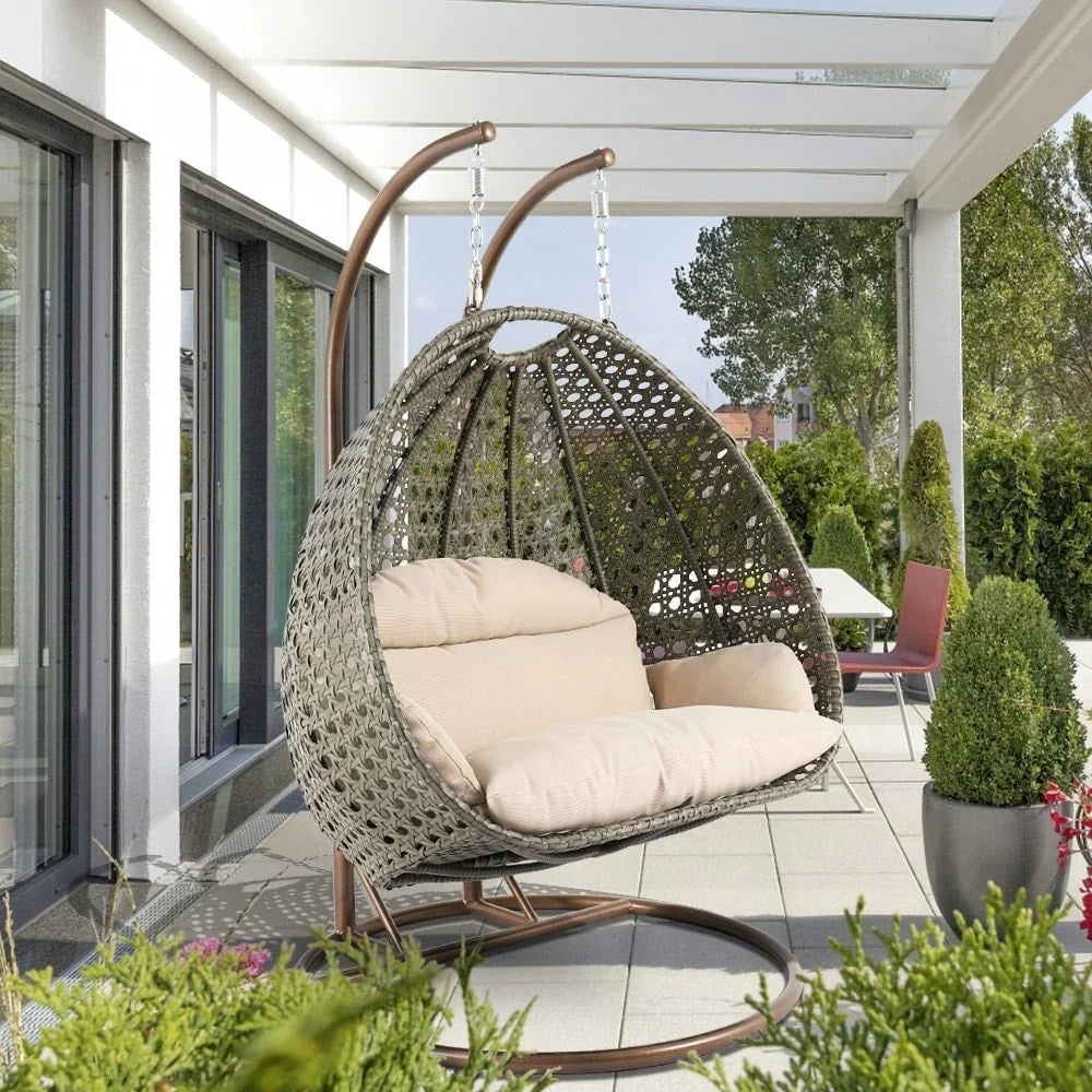 LeisureMod Hängesessel in Ei-Form für 2 Personen mit Gestell - Rattan-Pendelsessel für drinnen und draußen, Hängemattensessel für die Terrasse mit Kissen