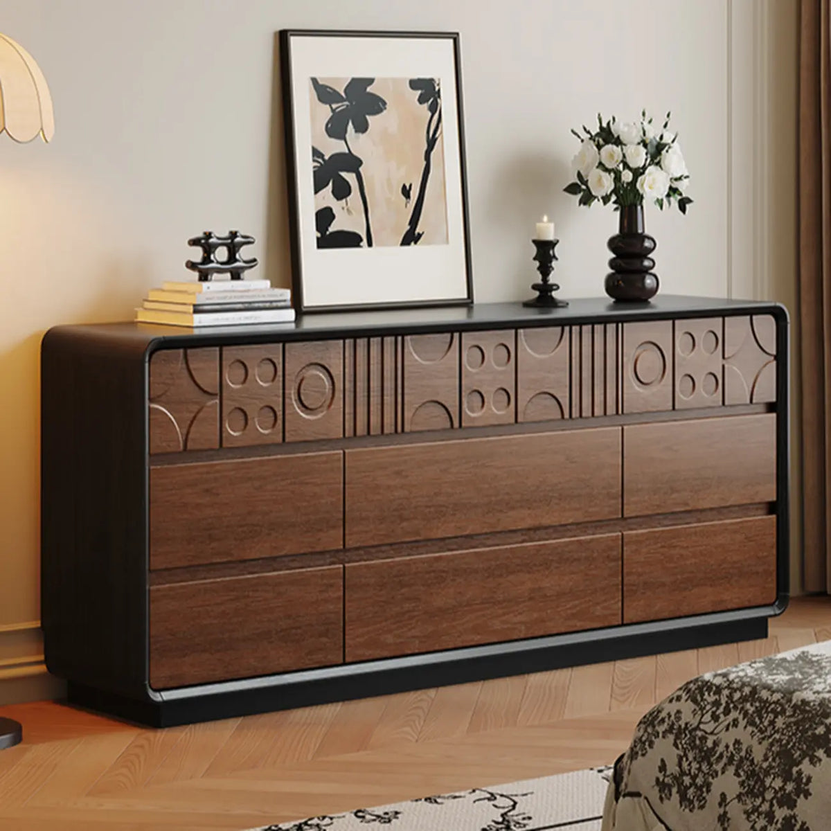 Drewniana komoda inspirowana stylem art déco z geometrycznymi rzeźbieniami