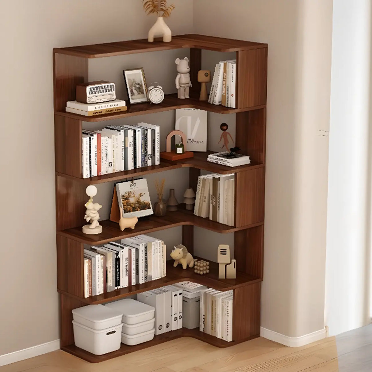 Hoekboekenkast van bewerkt hout met 6 planken