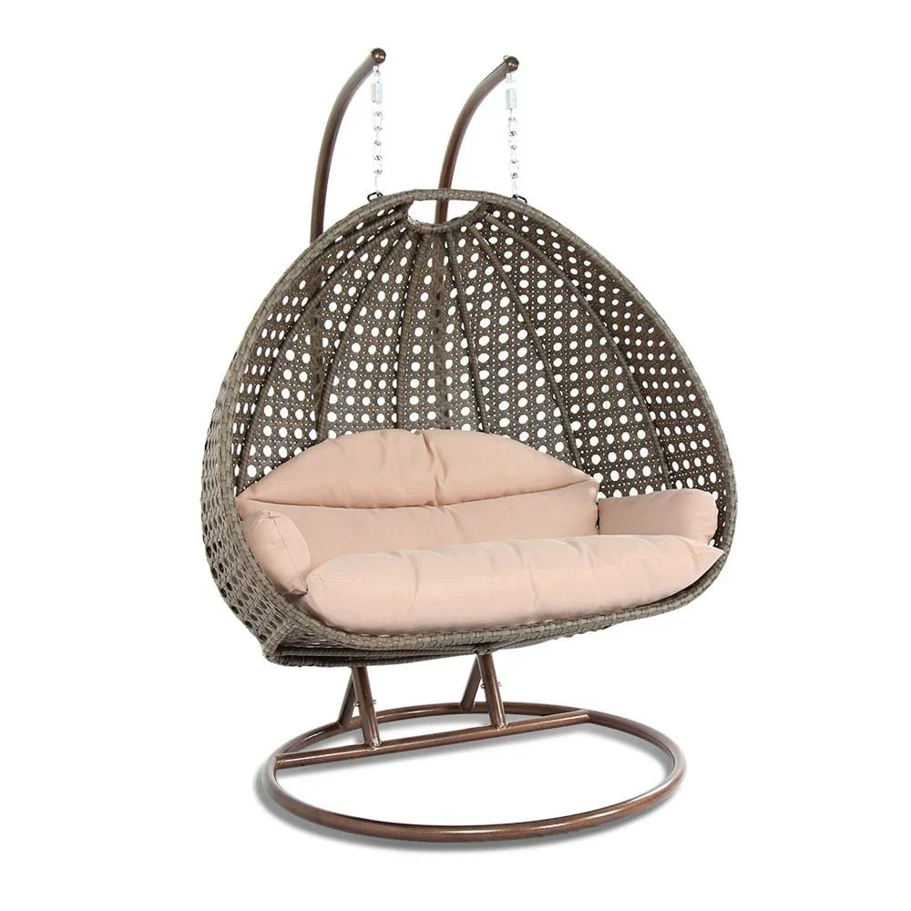 LeisureMod Hängesessel in Ei-Form für 2 Personen mit Gestell - Rattan-Pendelsessel für drinnen und draußen, Hängemattensessel für die Terrasse mit Kissen