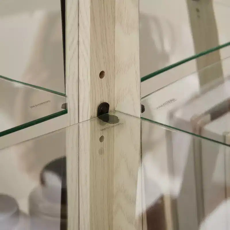 Hoekvitrinekast met glazen deuren en planken, hoekvitrine voor de woonkamer