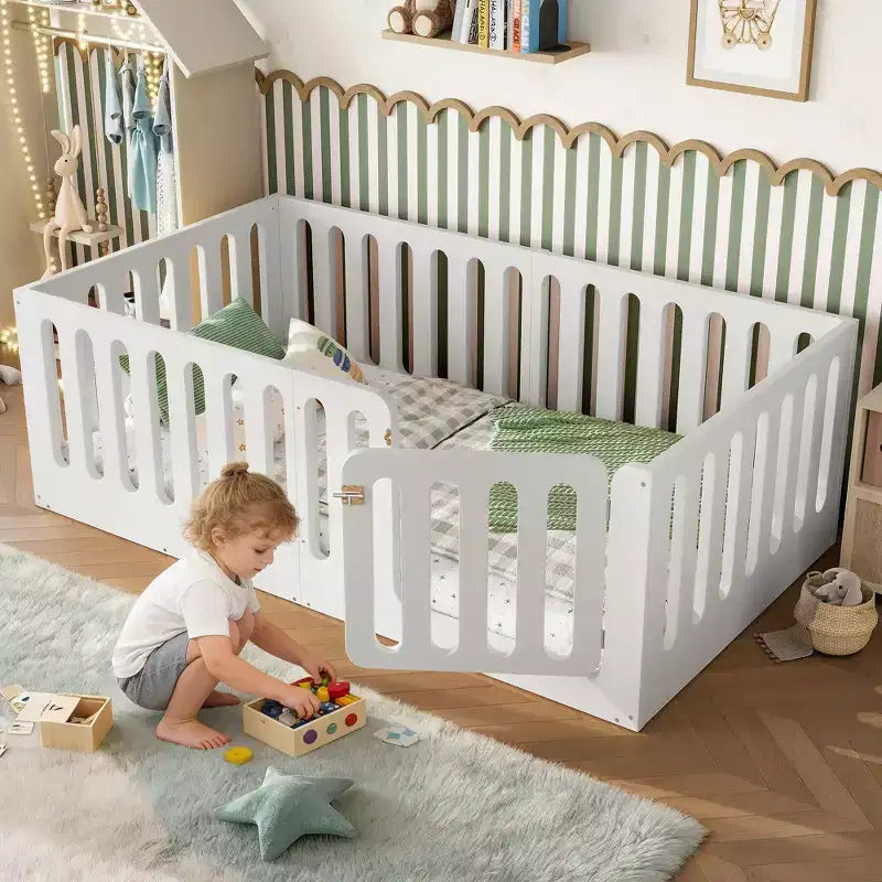 Weißes Montessori-Bodenbett in Einzelbettgröße mit Umzäunung und Tür ??Massivholz, 1 Kind