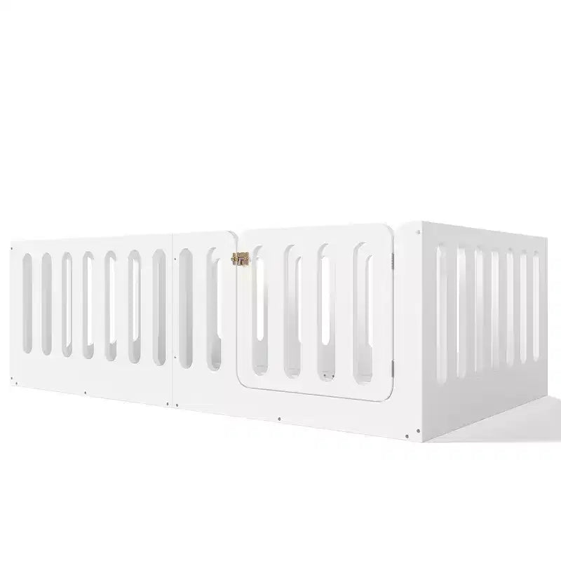 Weißes Montessori-Bodenbett in Einzelbettgröße mit Umzäunung und Tür ??Massivholz, 1 Kind