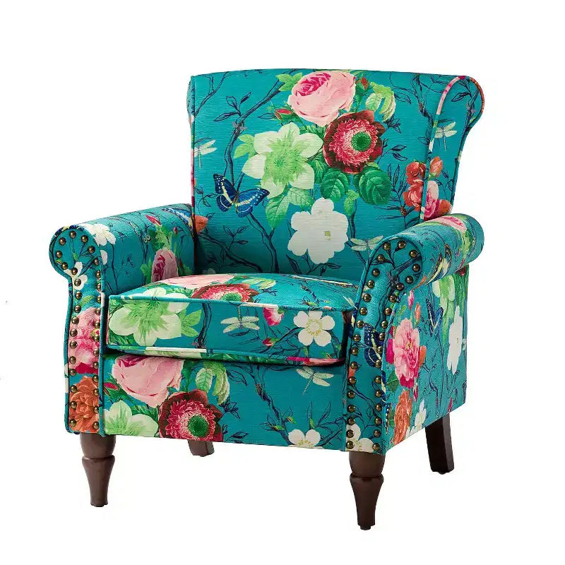 Araceli traditioneller gepolsterter Holzsessel mit Blumenmuster, Ohrenlehnen und Ziernägeln | ART OF LIVING DESIGNS