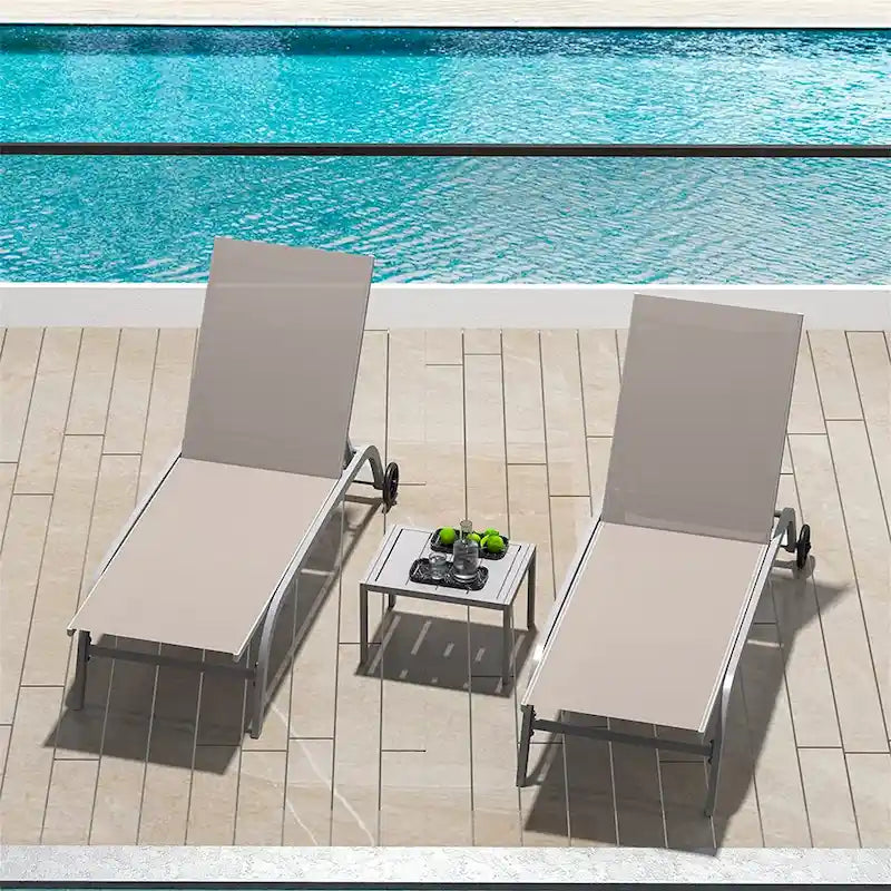 Deux fauteuils de détente d’extérieur avec 1 table