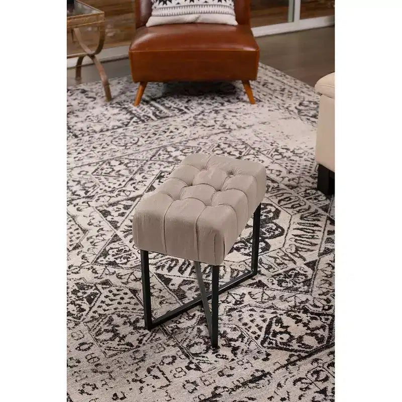 Pouf rettangolare beige trapuntato con gambe nere