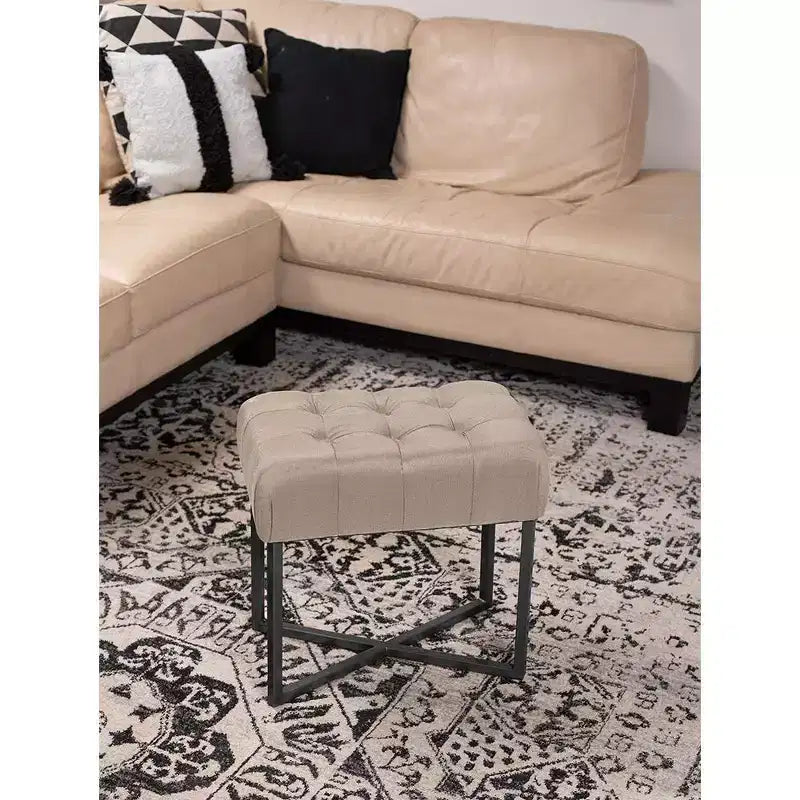 Pouf rettangolare beige trapuntato con gambe nere