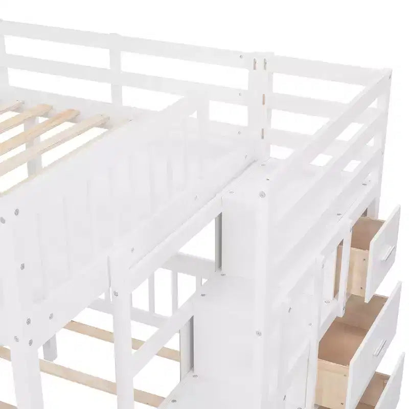 Whisen stapelbed met een twijfelaar boven een eenpersoonsbed en een extra eenpersoonsbed, houten driedubbel stapelbed met laden en valbeveiliging