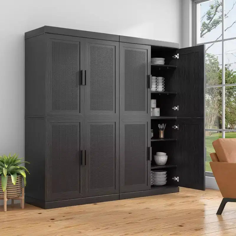 Hoge zwarte opbergkast met deuren van gevlochten materiaal, houtnerfdecor en 12 planken, 62 hoog
