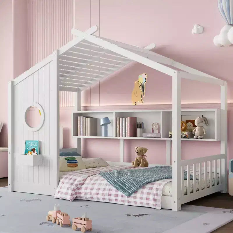 Bodenbett in Hausform mit integrierten Ablageregalen und Latten-Dach