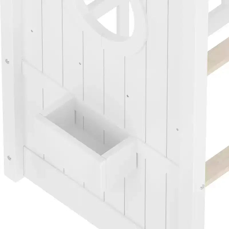 Bodenbett in Hausform mit integrierten Ablageregalen und Latten-Dach
